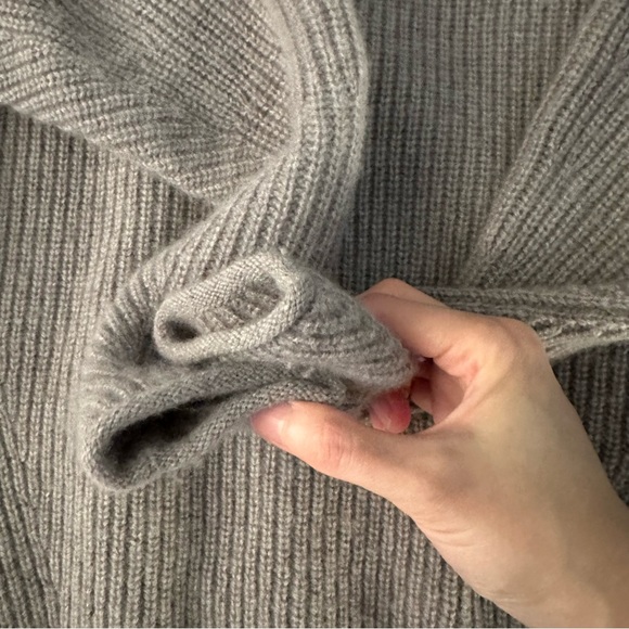 Club Monaco 100% Cashmere Sweater V Neck Size XS - Picture 4 of 5